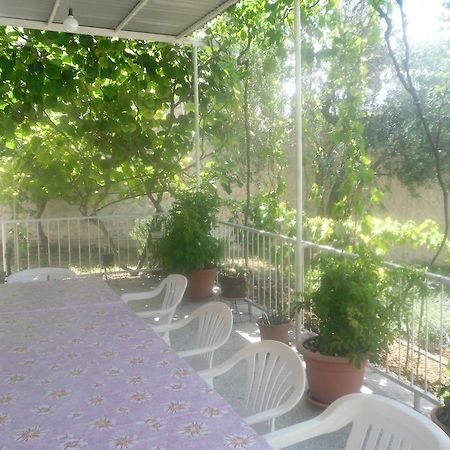Hostel Guesthouse Mira Омиш Экстерьер фото