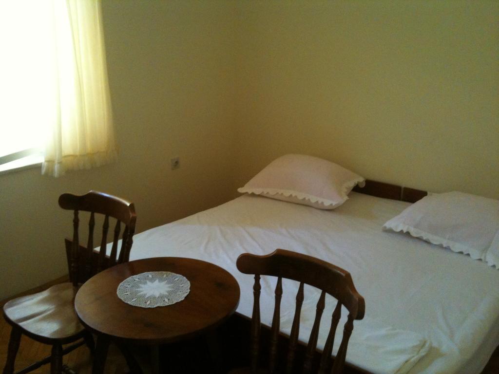 Hostel Guesthouse Mira Омиш Номер фото