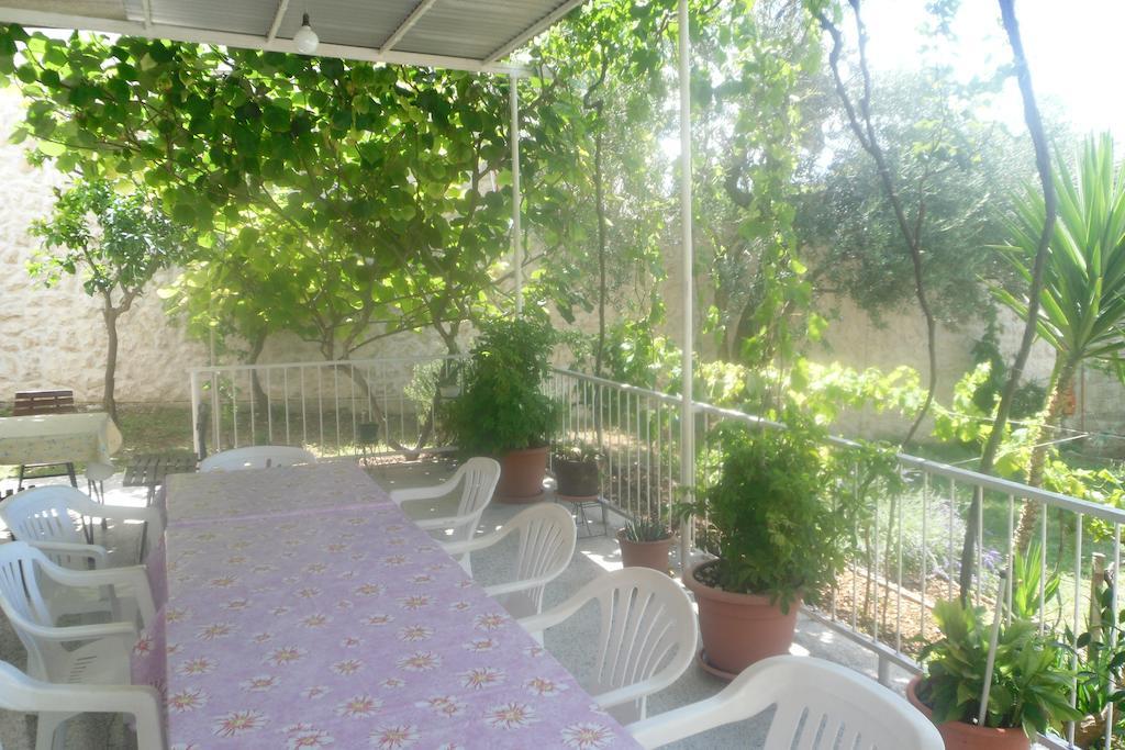 Hostel Guesthouse Mira Омиш Экстерьер фото