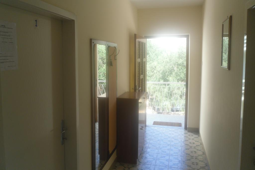Hostel Guesthouse Mira Омиш Номер фото
