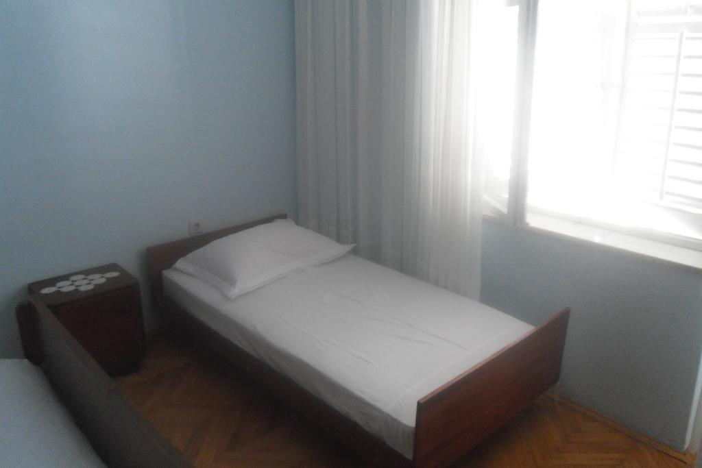 Hostel Guesthouse Mira Омиш Номер фото