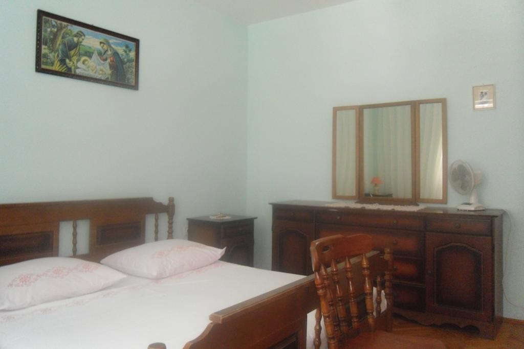 Hostel Guesthouse Mira Омиш Номер фото